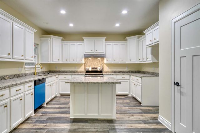 1112 Holly Springs Street, Huntsville, TX 77320