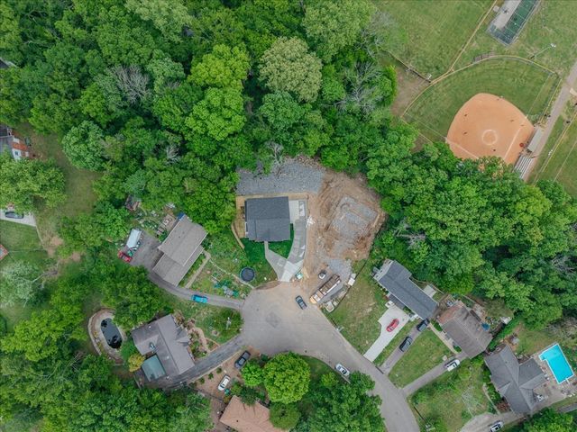 701 Harpeth Knoll Ct, Nashville, TN 37221