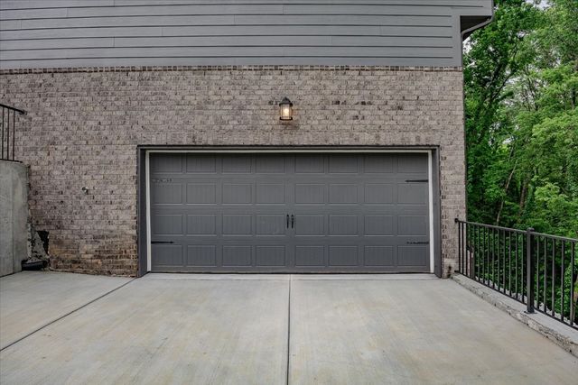 701 Harpeth Knoll Ct, Nashville, TN 37221