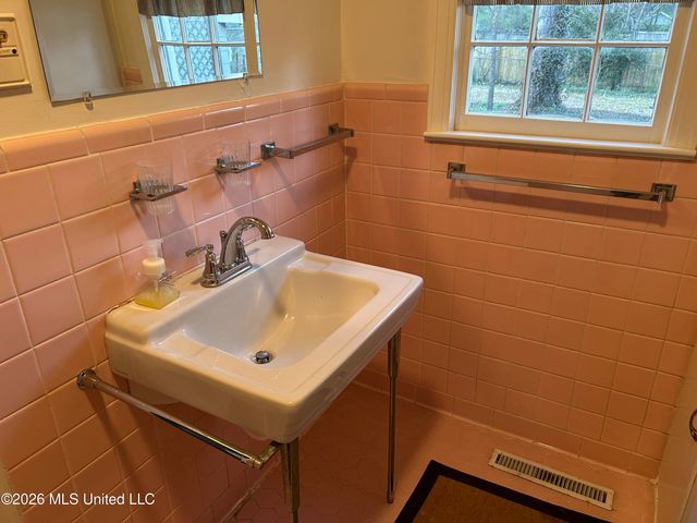 1424 E Northside Drive, Jackson, MS 39211