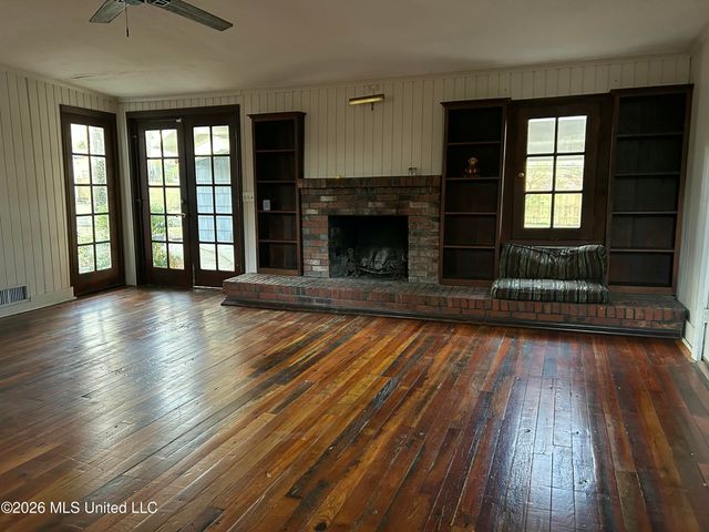 1424 E Northside Drive, Jackson, MS 39211