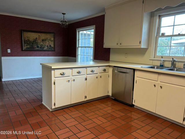 1424 E Northside Drive, Jackson, MS 39211