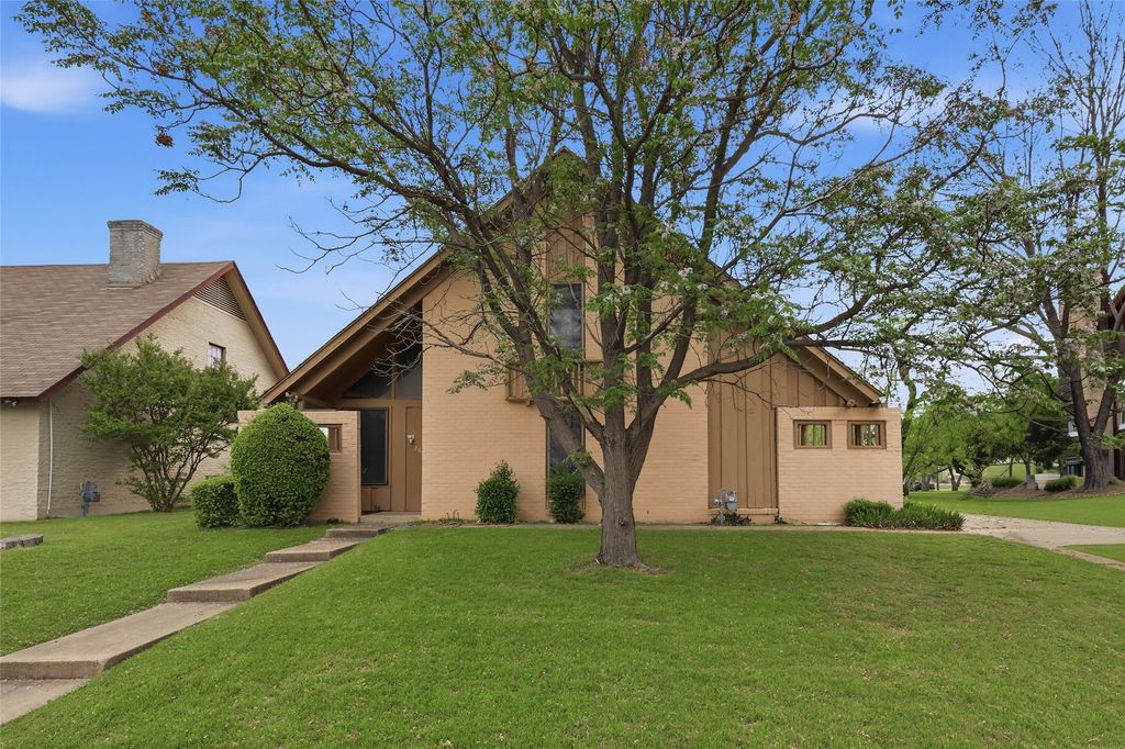 2814 Cheyenne Street, Irving, TX 75062