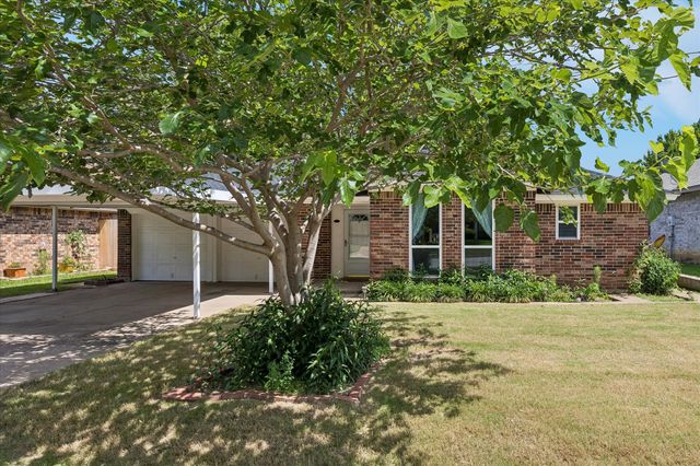 1129 W Hills Terrace, Saginaw, TX 76179
