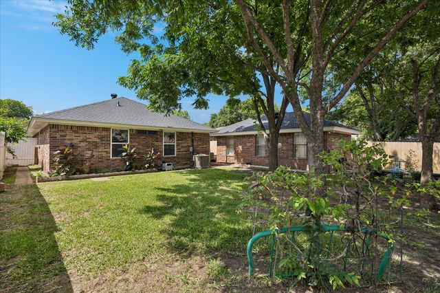 1129 W Hills Terrace, Saginaw, TX 76179