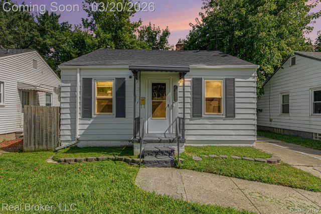 18565 Kenosha Street, Harper Woods, MI 48225