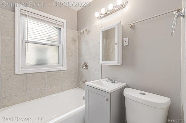 18565 Kenosha Street, Harper Woods, MI 48225