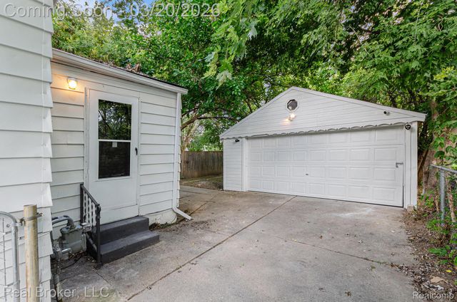 18565 Kenosha Street, Harper Woods, MI 48225