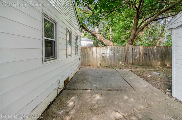 18565 Kenosha Street, Harper Woods, MI 48225