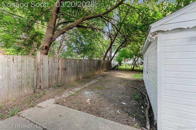 18565 Kenosha Street, Harper Woods, MI 48225