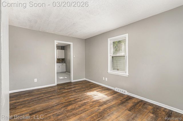 18565 Kenosha Street, Harper Woods, MI 48225