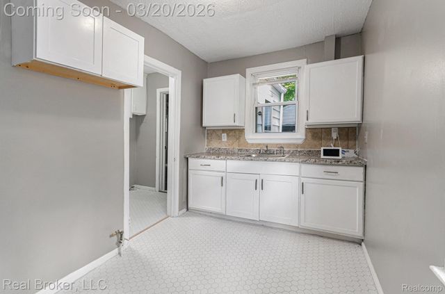 18565 Kenosha Street, Harper Woods, MI 48225