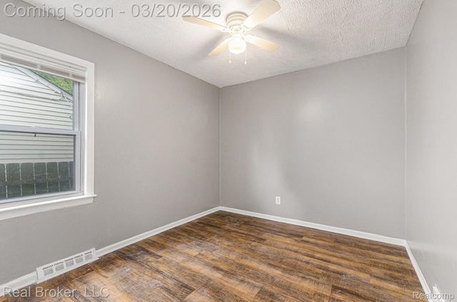 18565 Kenosha Street, Harper Woods, MI 48225