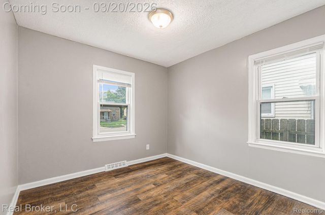 18565 Kenosha Street, Harper Woods, MI 48225