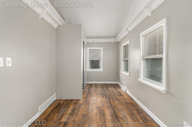 18565 Kenosha Street, Harper Woods, MI 48225