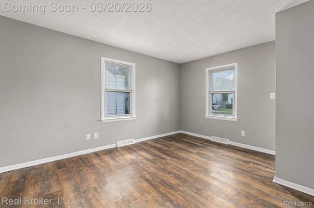 18565 Kenosha Street, Harper Woods, MI 48225