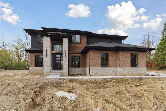 9 Annandale, Leonard, MI 48367