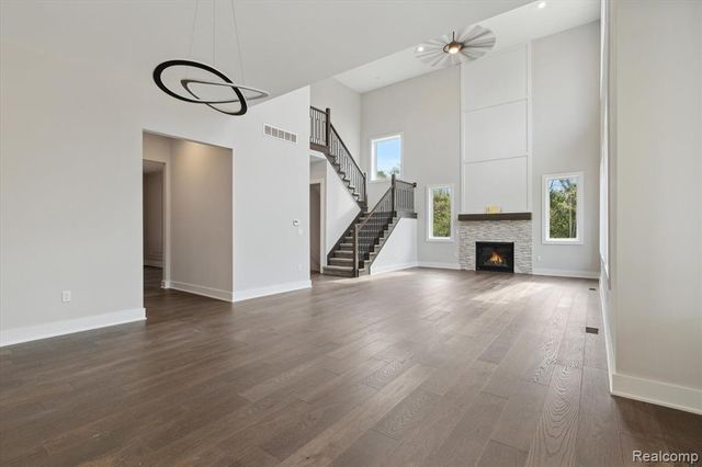 9 Annandale, Leonard, MI 48367