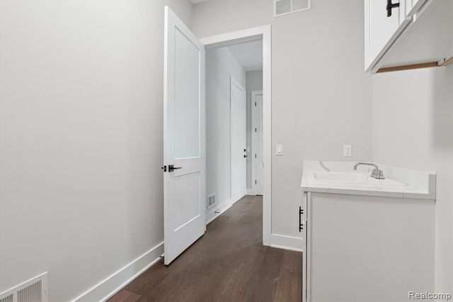 9 Annandale, Leonard, MI 48367