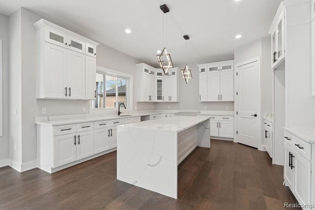 9 Annandale, Leonard, MI 48367