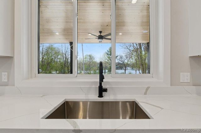 9 Annandale, Leonard, MI 48367