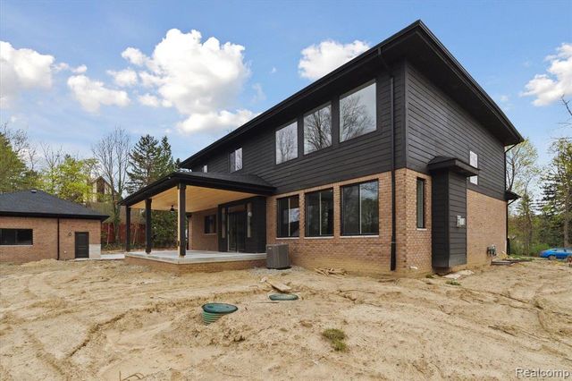 9 Annandale, Leonard, MI 48367