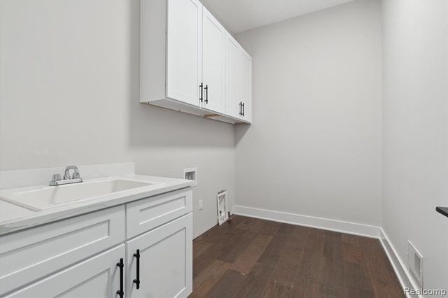 9 Annandale, Leonard, MI 48367