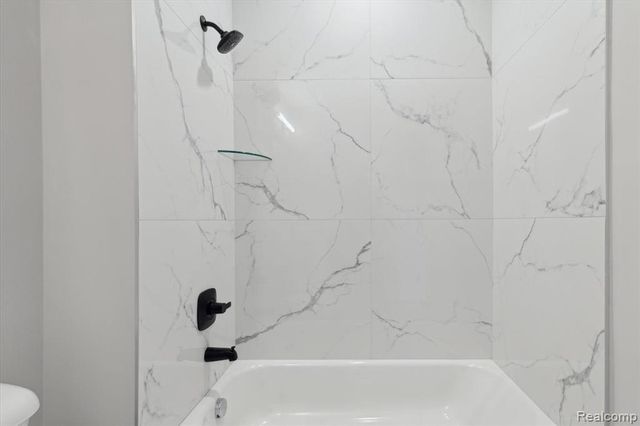 9 Annandale, Leonard, MI 48367