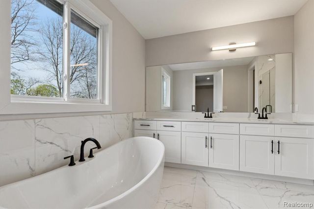 9 Annandale, Leonard, MI 48367