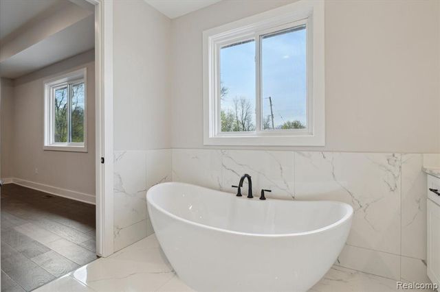 9 Annandale, Leonard, MI 48367