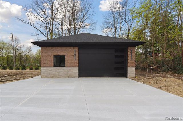 9 Annandale, Leonard, MI 48367