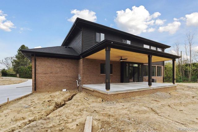 9 Annandale, Leonard, MI 48367