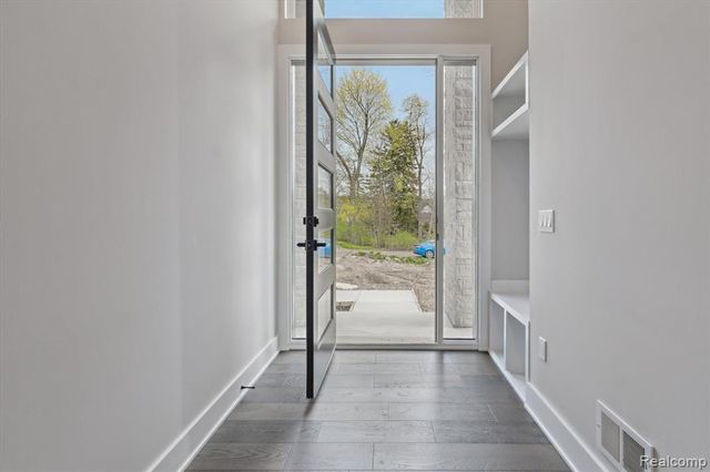 9 Annandale, Leonard, MI 48367