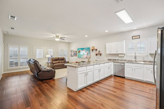 1911 N Weston Loop, Kerrville, TX 78028