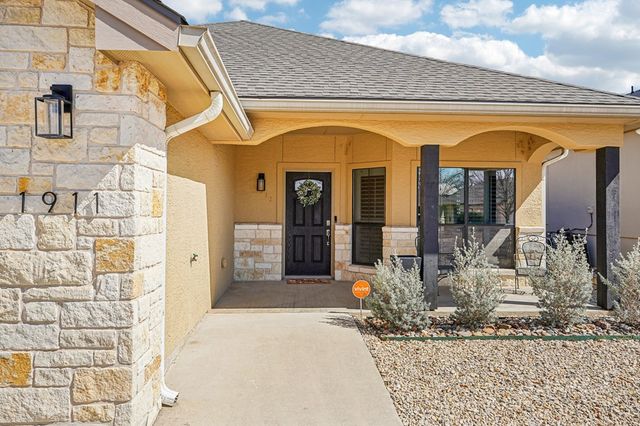 1911 N Weston Loop, Kerrville, TX 78028