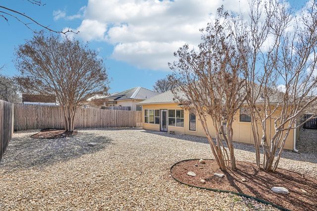 1911 N Weston Loop, Kerrville, TX 78028
