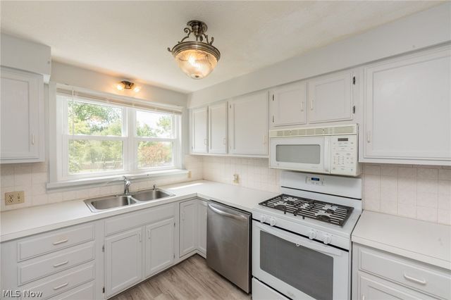 1984 W Turkeyfoot Lake Road, Barberton, OH 44203