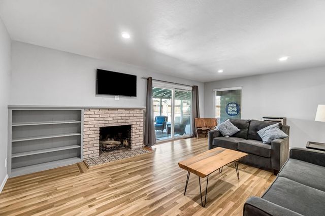 1035 E Fairmont Avenue, Fresno, CA 93704