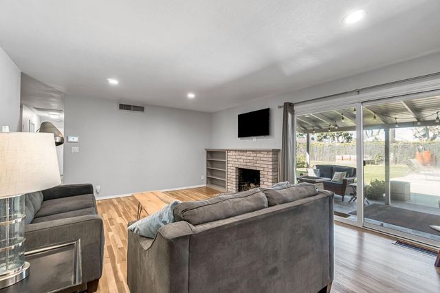 1035 E Fairmont Avenue, Fresno, CA 93704