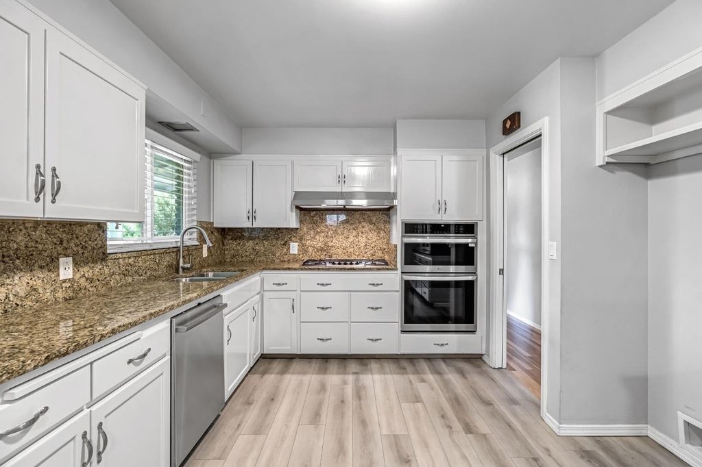 Image 10 of property listing at 1035 E Fairmont Avenue, Fresno, CA 93704