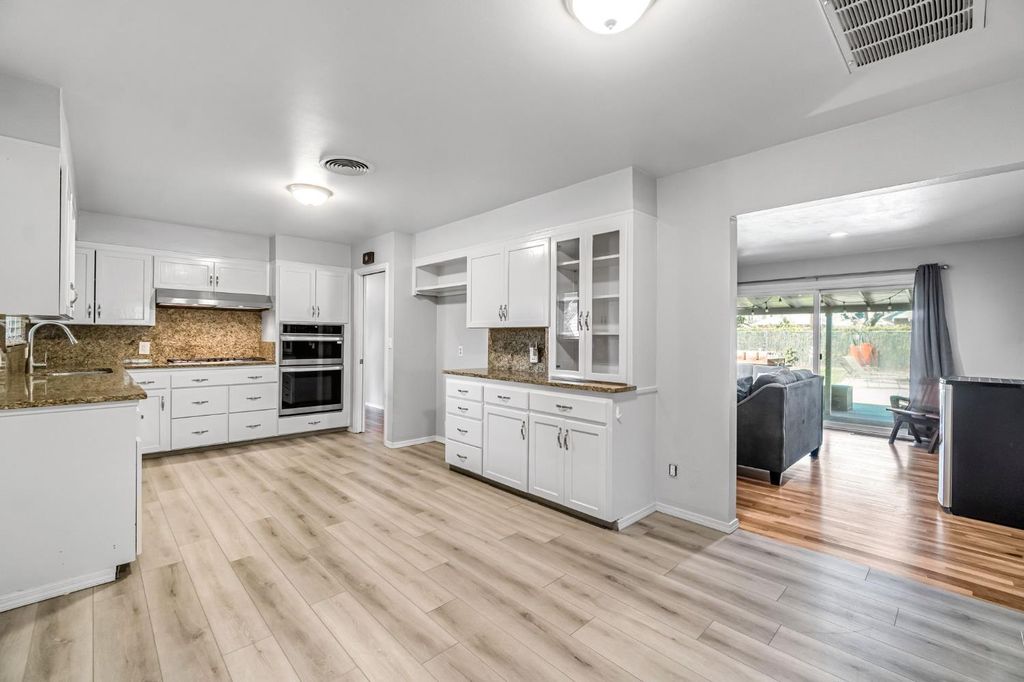 Image 13 of property listing at 1035 E Fairmont Avenue, Fresno, CA 93704