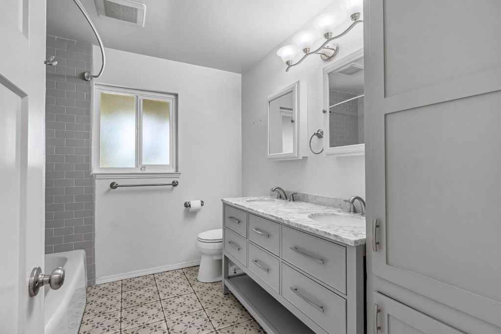 Image 18 of property listing at 1035 E Fairmont Avenue, Fresno, CA 93704