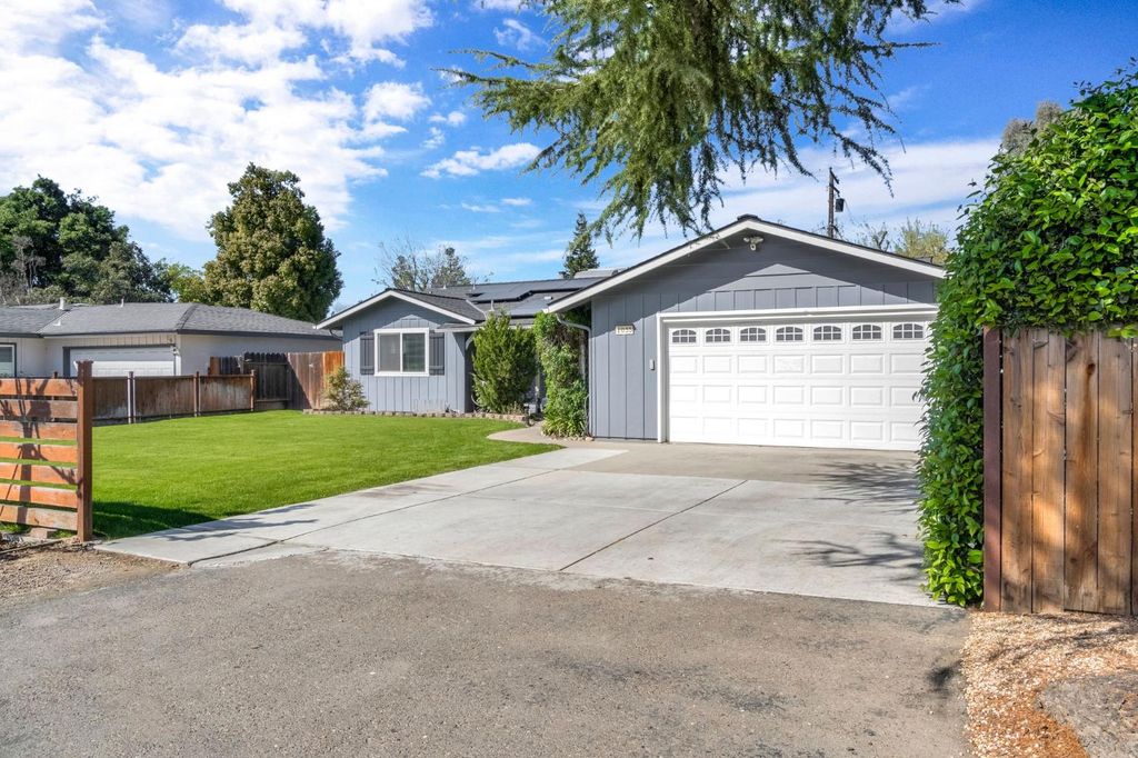 Image 2 of property listing at 1035 E Fairmont Avenue, Fresno, CA 93704