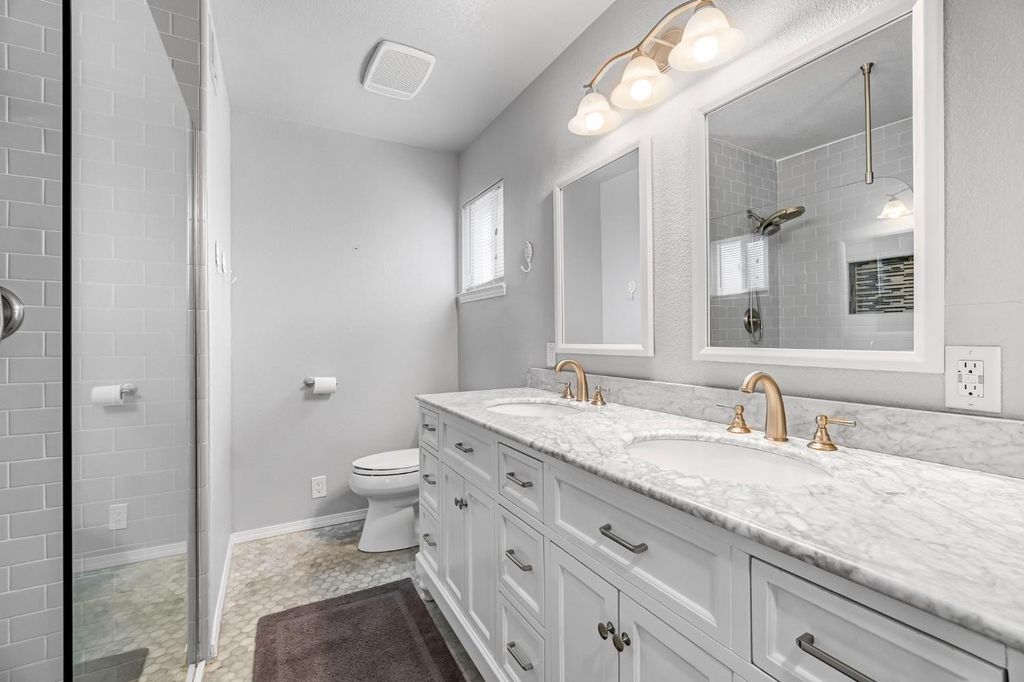 Image 25 of property listing at 1035 E Fairmont Avenue, Fresno, CA 93704