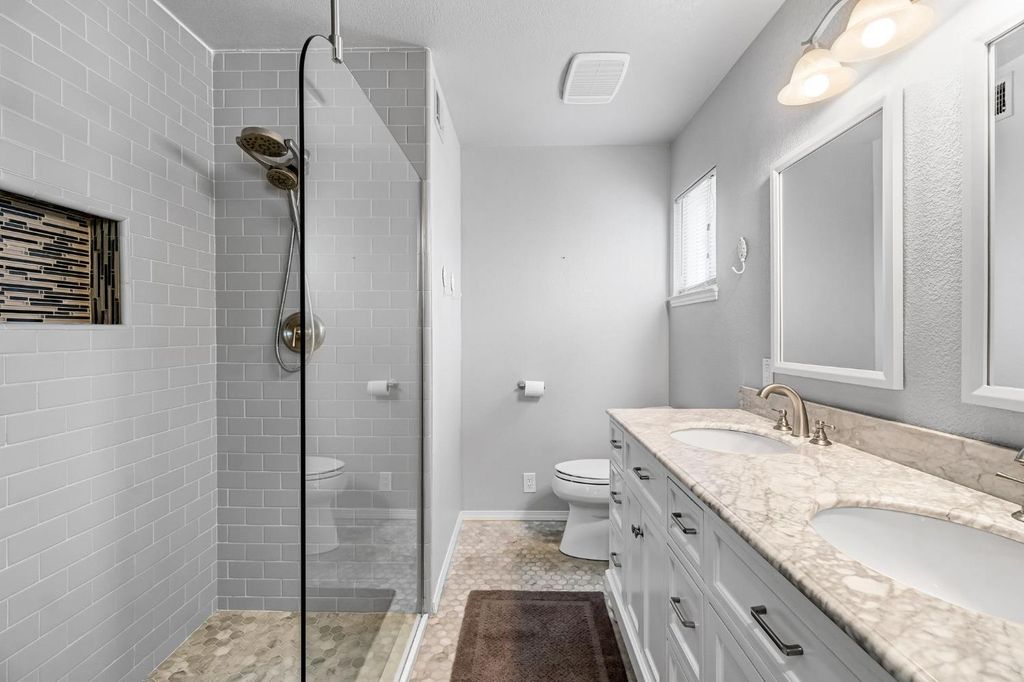 Image 26 of property listing at 1035 E Fairmont Avenue, Fresno, CA 93704