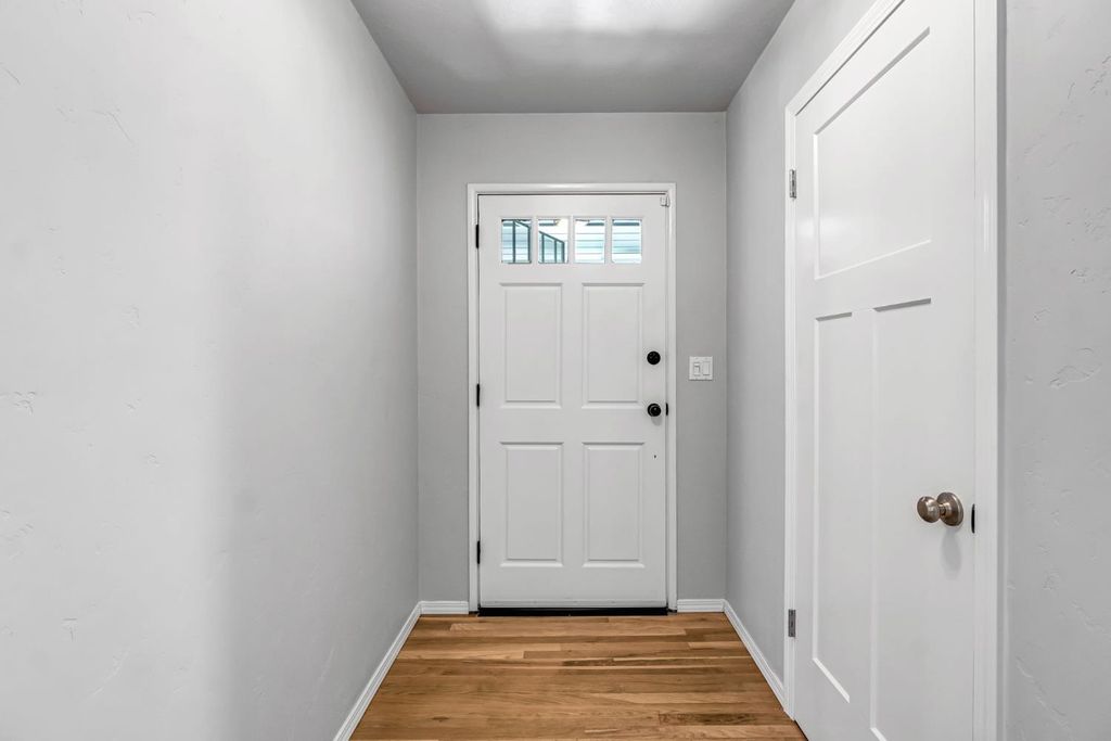 Image 5 of property listing at 1035 E Fairmont Avenue, Fresno, CA 93704