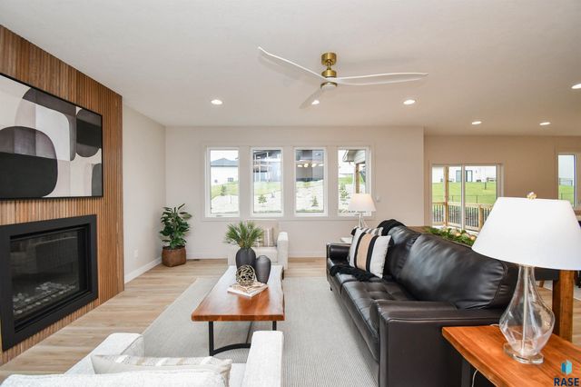 901 N Sylvan Dr Drive, Sioux Falls, SD 57110