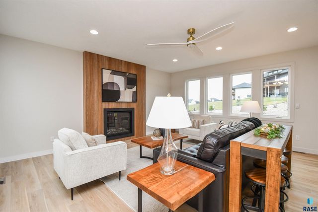 901 N Sylvan Dr Drive, Sioux Falls, SD 57110