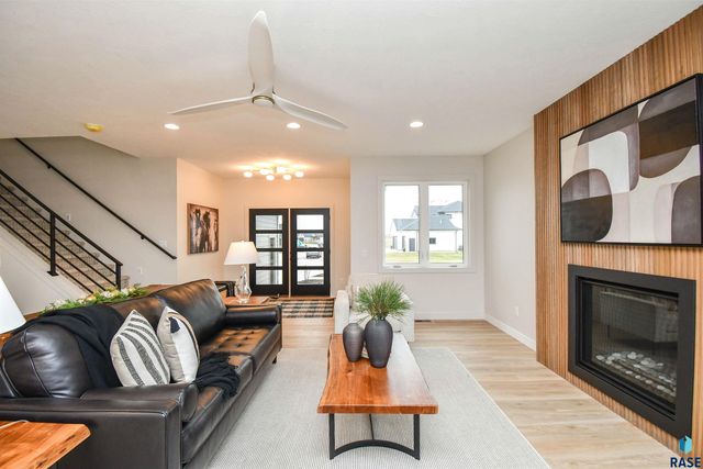 901 N Sylvan Dr Drive, Sioux Falls, SD 57110