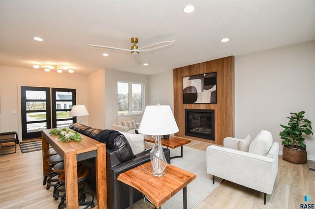 901 N Sylvan Dr Drive, Sioux Falls, SD 57110